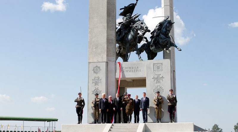 Uroczystości odsłonięcia Pomnika Chwały Kawalerii i Artylerii Konnej w Wolicy Śniatyckiej