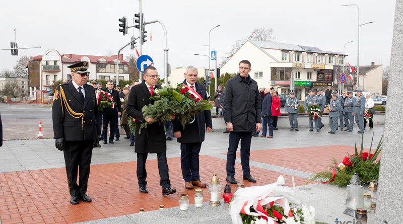 Zamość – 11 listopada, złożenie wiązanek przed pomnikiem Józefa Piłsudskiego